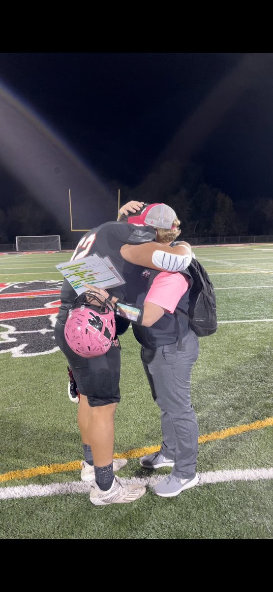 TheEthanIvan1's tweet photo. Thankful for my teammates and my coaches this past fall❤️🖤 @Coach_Hopkins40 @coachsquare @jamestsakonas3 @Willkunz2 https://t.co/ONHlesJpi9