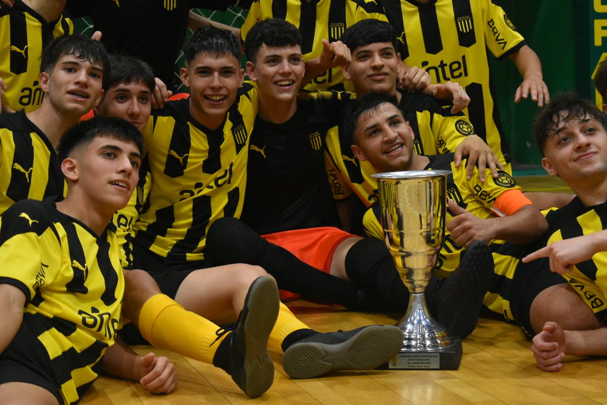 Guille263's tweet photo. #Sub17 | #Peñarol se quedó con el Torneo Apertura de manera invicta y con varios puntos positivos a destacar. La aparición de Mateo Silva es sin lugar a dudas lo más resonante de la competencia. Un goleador nato, con una energía contagiosa y el solo objetivo de ir al frente. https://t.co/ITcCHkKRNG