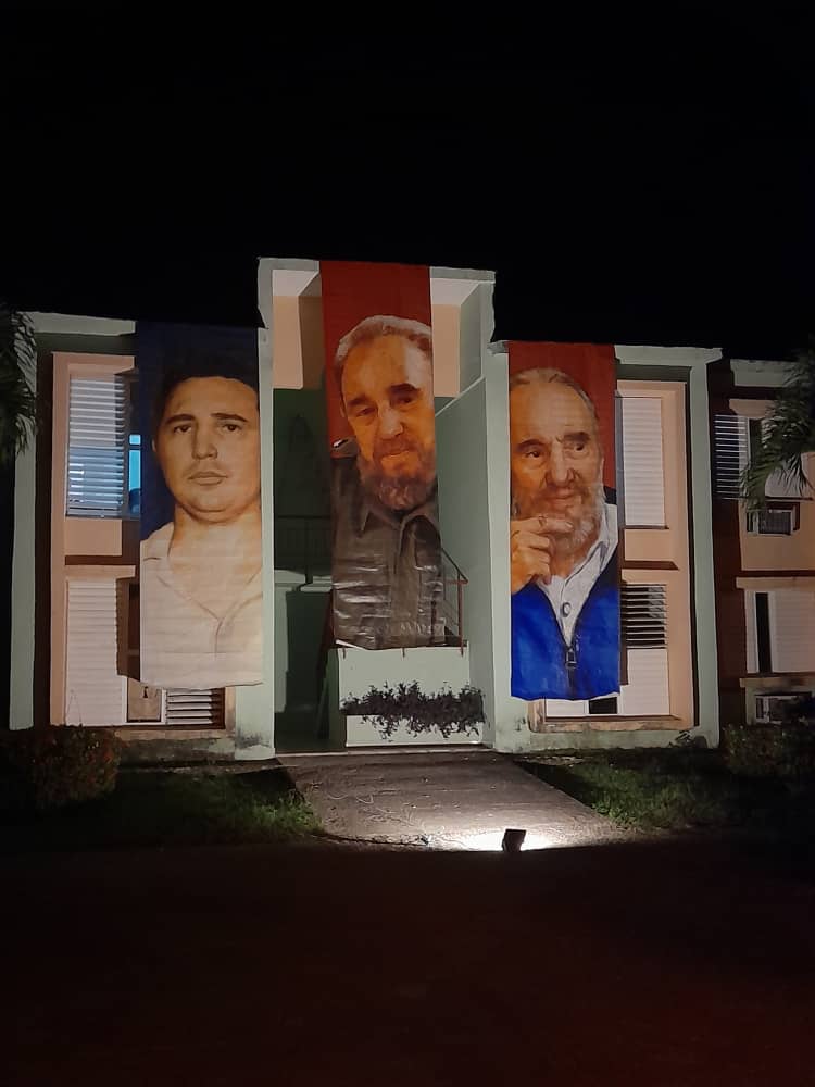 Merecido tributo a nuestro maestro mayor, el invicto Comandante en Jefe. Los estudiantes de la FTE - UCI fieles a nuestra historia. Conectados al futuro, conectados a la Revolución. #somosuci #somoscontinuidad #vivacuba