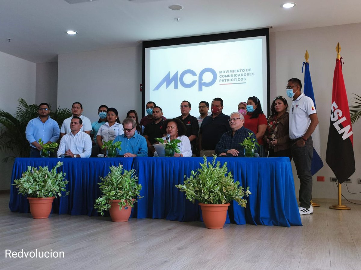 Ridiculo69's tweet photo. Lectura del Pronunciamiento del Movimiento de Comunicadores Patrioticos, en respaldo total y absoluto ante la renuncia de Nuestro GRUN ante la OEA.
#LaSoberaniaNiSeVendeNiSeRinde https://t.co/BrI9l7k5rm