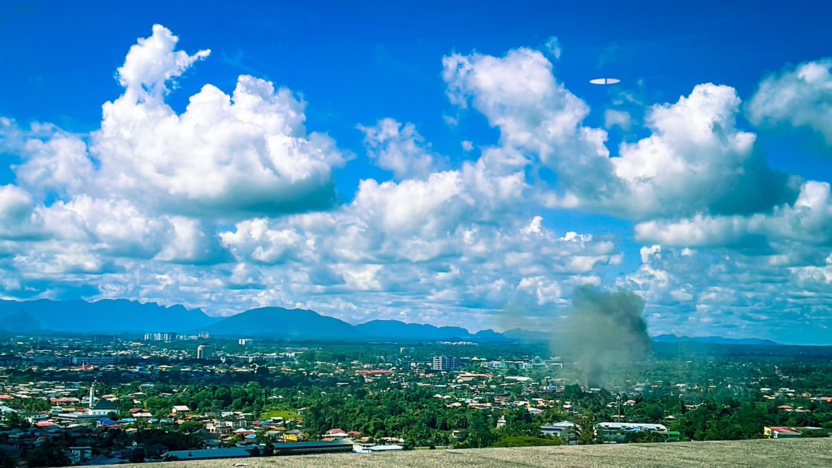 EdwinNurdjajadi's tweet photo. I was enjoying the views of #sunny #Weathercloud when smokes billowing frm distant kampung. Turned out a house was in fire & luckily no one was hurt. It’s nearby famous #cucur pisang stall at Kpg No.6 #Satok #fridaymorning #FridayFeeling @SimpletonED @arifsetia2013d @muniekahar https://t.co/AGcJWxVTJg