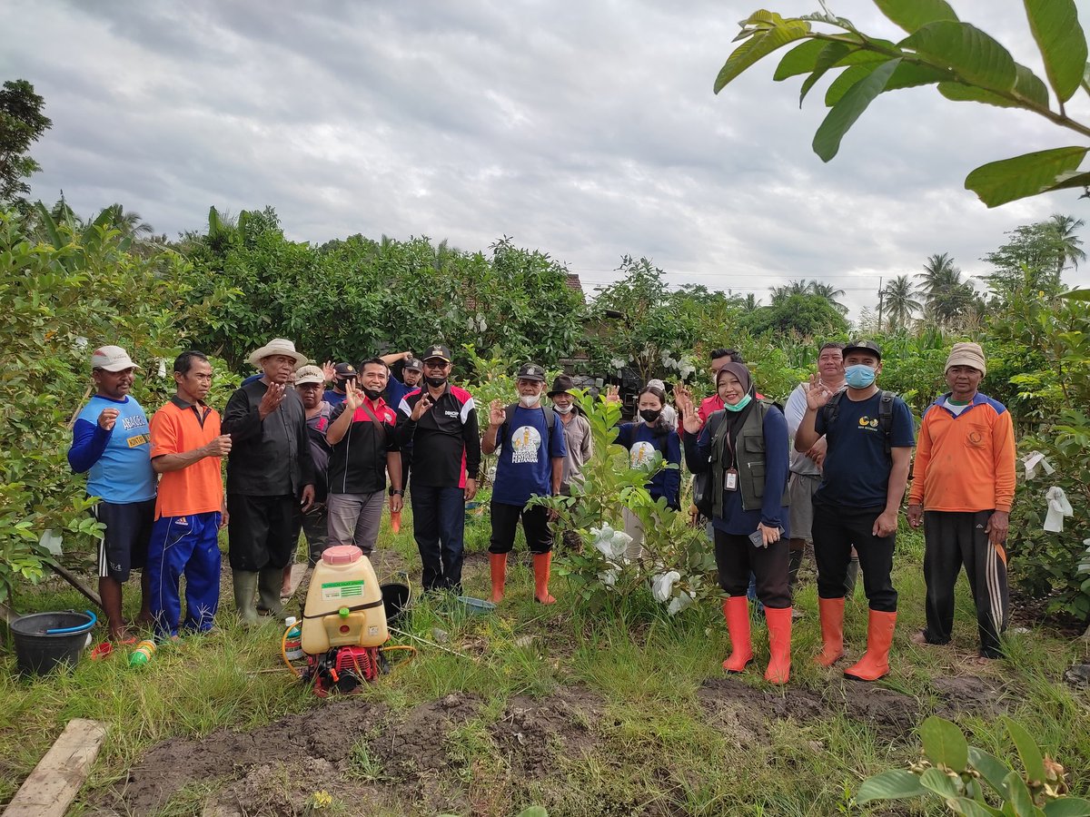 CluringBWI's tweet photo. Kades bersama petani mendapat sosialisasi obat pertanian organik. Dengan harapa bisa membantu petani dlm upaya menekan biaya utk perawatan di bidang pertanian.

"Mari berinovasi bersama petani, dlm upaya mengembalikan perekomian ditengah pamdemi" https://t.co/fDMq1LA7AO