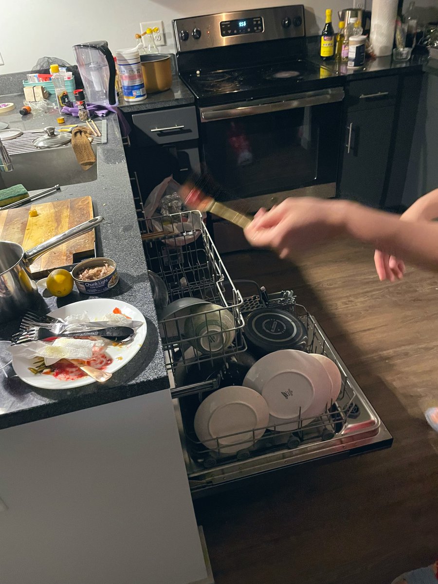 sunnyynnusss's tweet photo. @ANTHFood #ANTFood ok time to cleanup, since I didn’t take part in the cooking mission I am in charge of cleaning. 
( since the goal is that everyone participate inside this process) https://t.co/zI555pK9bX