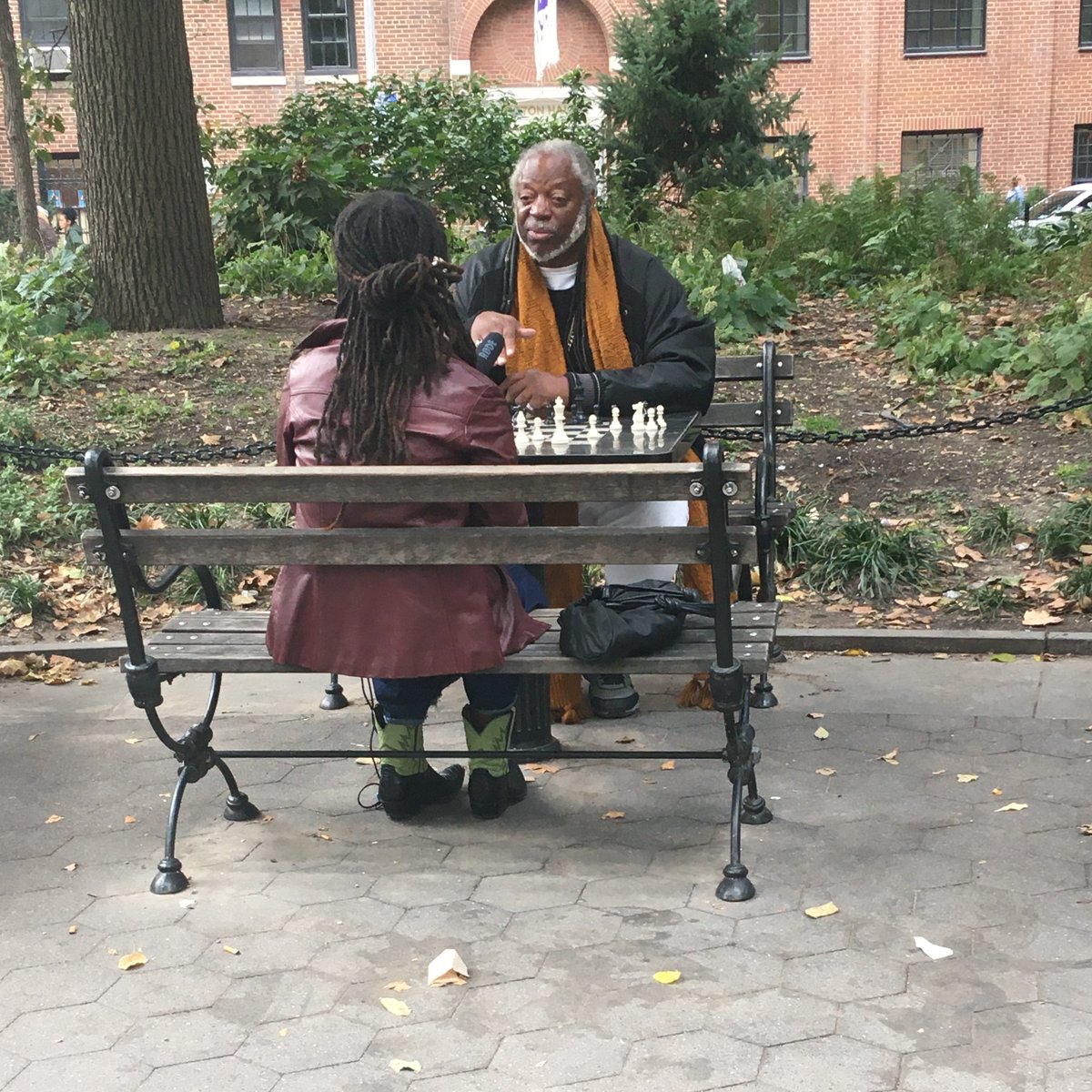 IndepthCreates's tweet photo. Bbrp waktu lalu kami dikasih tugas buat bikin dokumenter pendek berdasarkan tema "play". Kami muterin beberapa lokasi buat berburu cerita. Di Washington Square, kami ketemu sama pemain catur, beberapa dari mereka sebutannya "chess hustler". https://t.co/YeZoqa93mj
