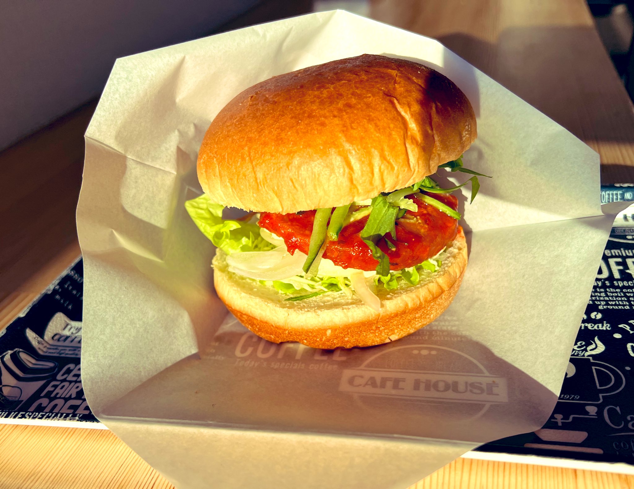 おさむん いたつり 茨城名物アメリカナマズバーガー なめパックン を来年度のウォーターランドカタログに載せる予定なので霞ヶ浦に 釣りに来た人は 行方市観光物産館こいこい に必ず食べに行きなさい T Co 51uuxta2kj Twitter