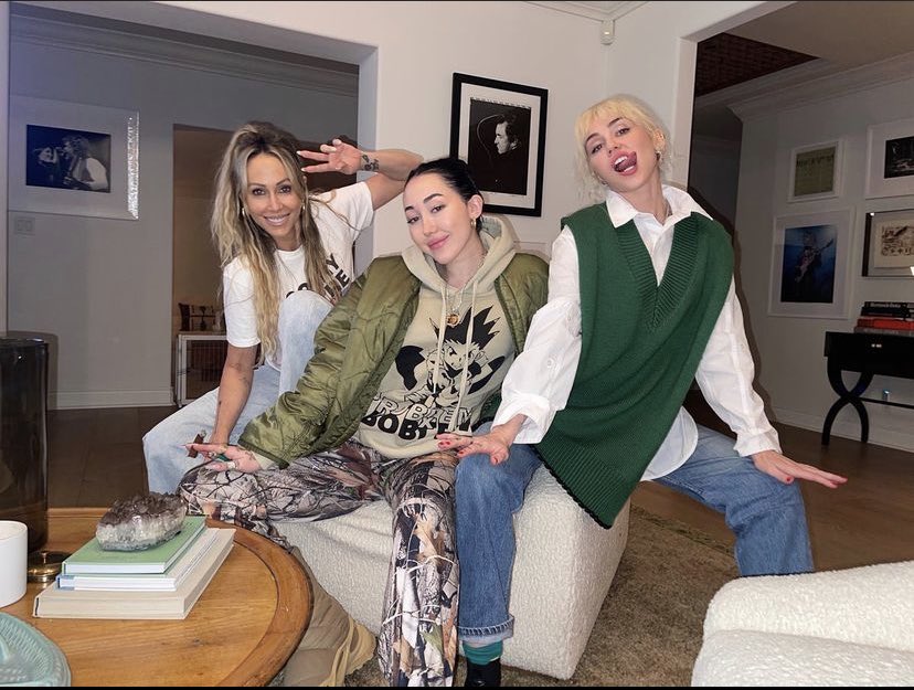 MileyCyrusBR's tweet photo. QUE MULHERES SÃO ESSAS 😍

Miley Cyrus com Tish e Noah em novo post no Instagram. 📸 https://t.co/xzSXInlHvr