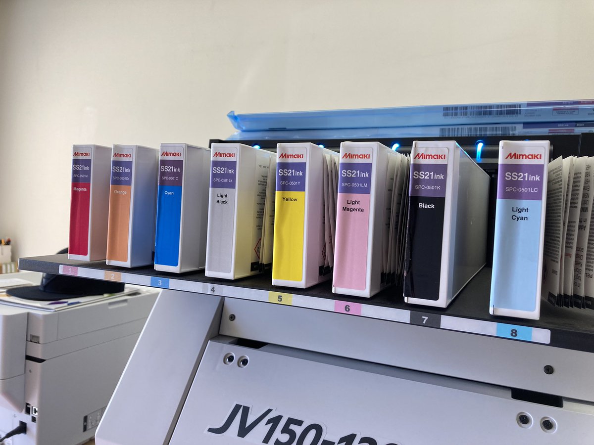メディ屋の印刷が綺麗な理由はインク8色使用しているからです😄

通常の看板屋さんはCMYK4色をダブルで使用している事が多いです。
そっちの方が圧倒的にコスパがいいので💦

看板は遠くで見ることがほとんどですが、
ステッカーは近い距離で見るのでメディ屋は8色にしてクオリティを上げています‼️