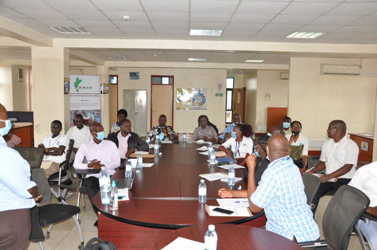 eassigender's tweet photo. "Women cross border traders in Malaba face challenges of harassment, poor communication with border officials, high levies &amp; lack of sensitization from government"-Melissa.
EASSI continues to facilitate resourceful interaction amongst WCBTs &amp; government officials
#AfCFTAforWomen https://t.co/TBRcY2xYAQ