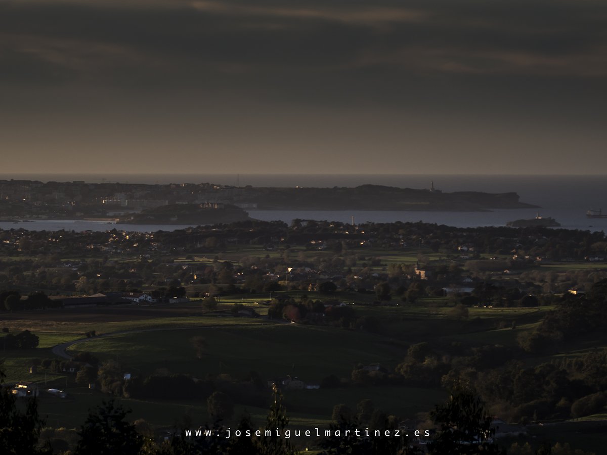 jmmpereda's tweet photo. Nuevas fotos en mi blog: #Santander a 11km de distancia  800mm de focal #Fotografianocturna #Cantabrianocturna #Compartecantabria #Cantabriaturismo #NosvemosenCantabria #Cantabriainfinita 
#Cantabriasinirmaslejos #VisitSpain
#Cantabriamasxdescubrir 
⤵️⤵️
https://t.co/SopQqPNKlT https://t.co/ozdXZ3L9KA