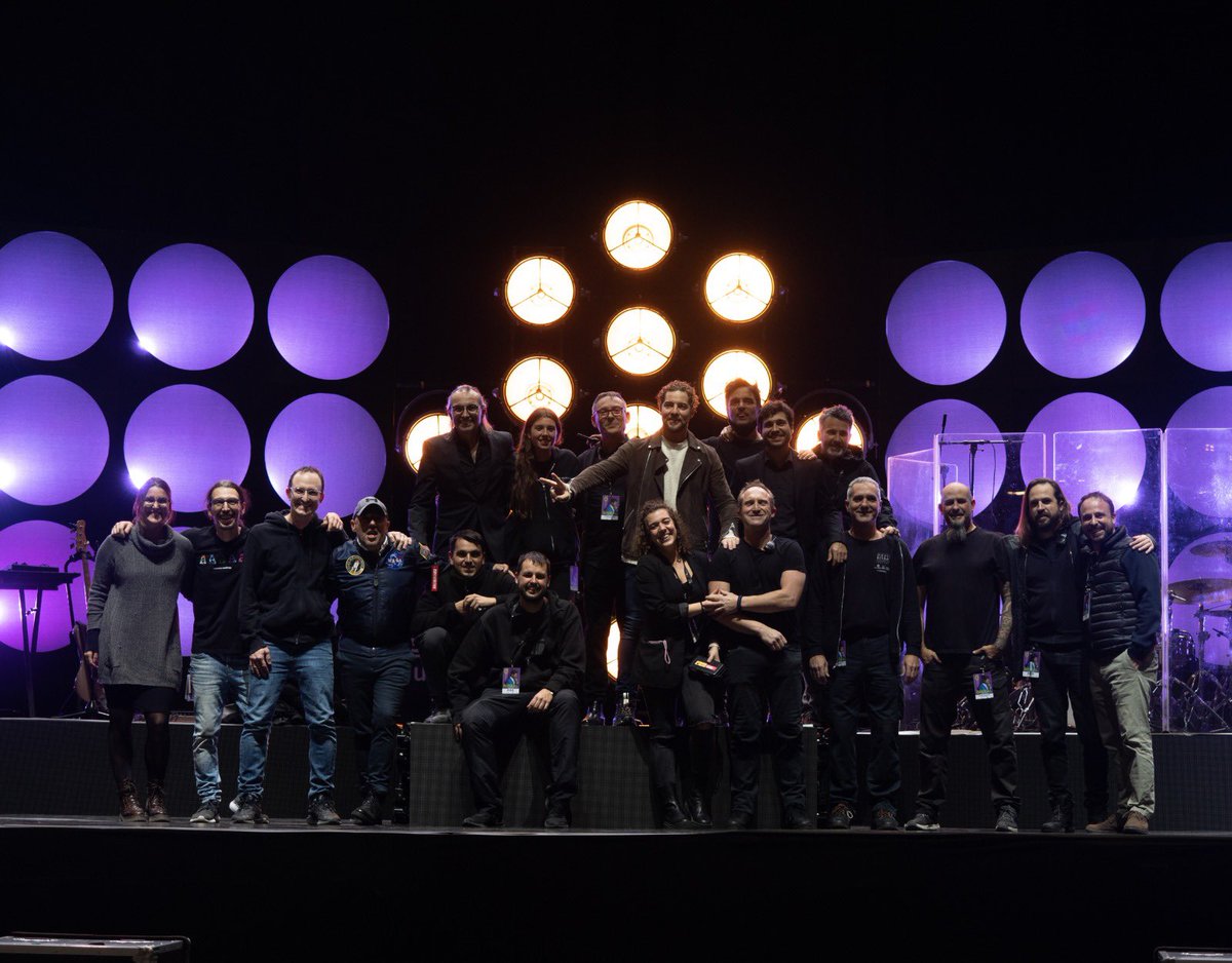 davidbisbal's tweet photo. Buenos días!!!! Qué gran cierre de gira en el @PalauSantJordi estoy deseando descubrir qué nuevo proyecto me llevará otra vez a vosotros!! Ya lo tengo en mente, por supuesto! Besos. https://t.co/tDLbz2VQuK