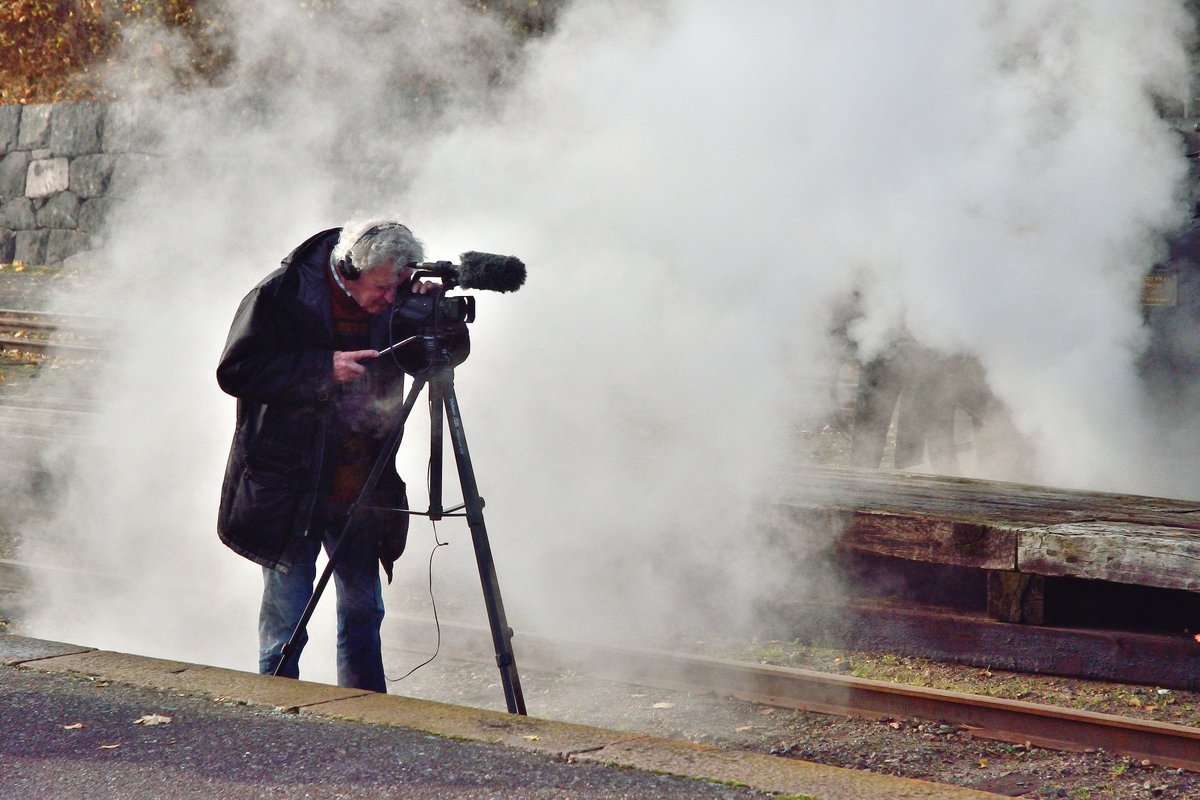 The Eisvogel – Prize for Sustainable Film Production award, worth 20,000 Euros, will be handed out by the Federal German Ministry for the Environment and 
@SielmannStiftg.

Green film productions can be submitted until Tuesday 30 November.
eisvogel-filmpreis.de/en/

#greenfilming