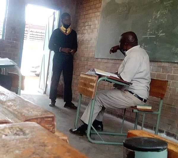 mphomokola's tweet photo. "Kwena Thabo?"
"Eya Sir"
"Ska Kgutlisa Di Textbook O Tlodi Sebedisa Next Year"👀 https://t.co/xBclUycbZN