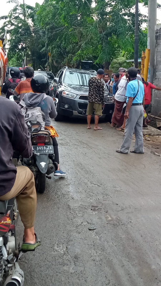 windsNet's tweet image. Mobil terperosok galian jalan arah mangrove wonorejo. Jalan kecil, kadang sisipan pun harus gantian, sekarang ada galian jadi hanya 1 jalur gantian. Yang sudah ada box culvert nya p nda bisa di tutup ya.. walaupun belum aspal, minimal sudah di urug. @e100ss