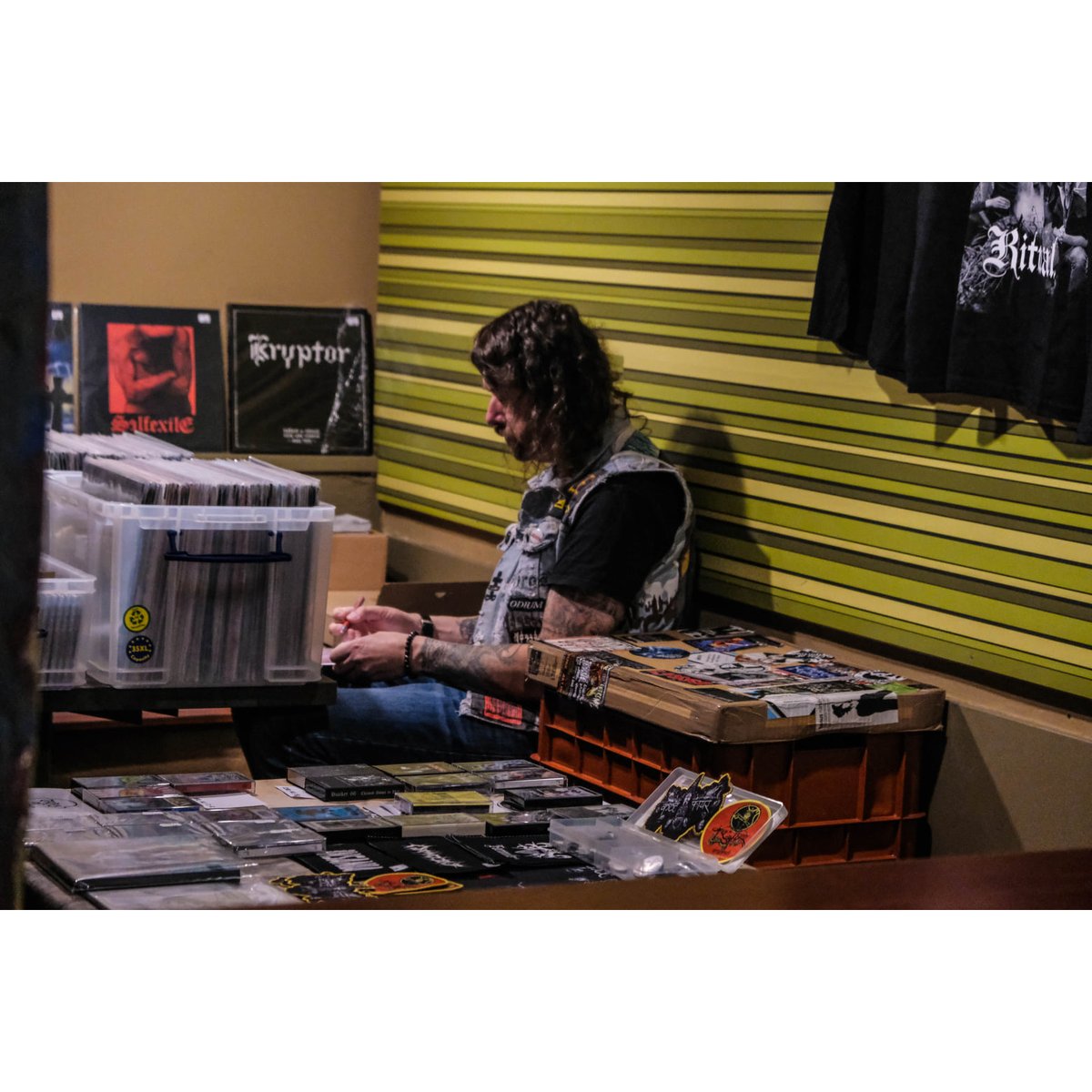 madmusickcz's tweet photo. Tohle je můj svět. Tady jsem člověkem, tady nakupuju. Nežádám víc.
Foto: Dušan Kilčo
Koncert: Thrash Nigtmare
#LP #vinyl #CzechRepublic #12inch #33rpm #record #mycollection #instock #madmusickcz #vinylmania #vinylcollector #blackvinyl #demo #MC #magickdiskmusick #gramodeska https://t.co/bwbmUO1oOk