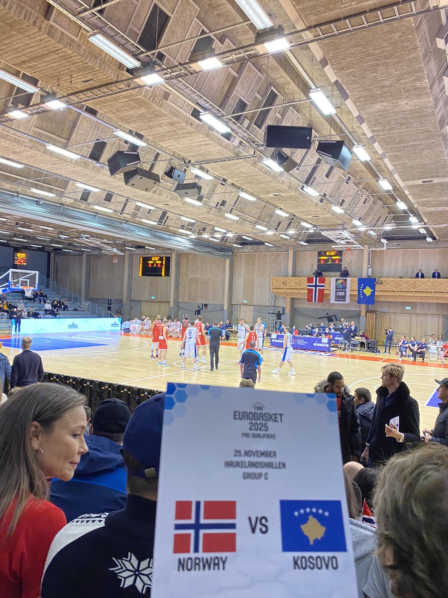 karolinejostne's tweet photo. For en vanvittig kveld det ble i Haukelandshallen i går! Kanskje den råeste publikumsopplevelsen jeg har hatt på norsk jord noen gang. Godt jobba, @KjetilKleveland og @basketnorge! Mer av dette! https://t.co/0RXbbDe2VD