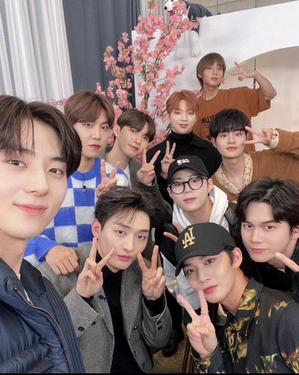 hwibiii's tweet photo. 😭HOW FAST THE NIGHT CHANGES
          2017                           2021

#wannaone #WANNAONECOMEBACK #wannaonecoming @WannaOne_twt https://t.co/9yZEL36EQt