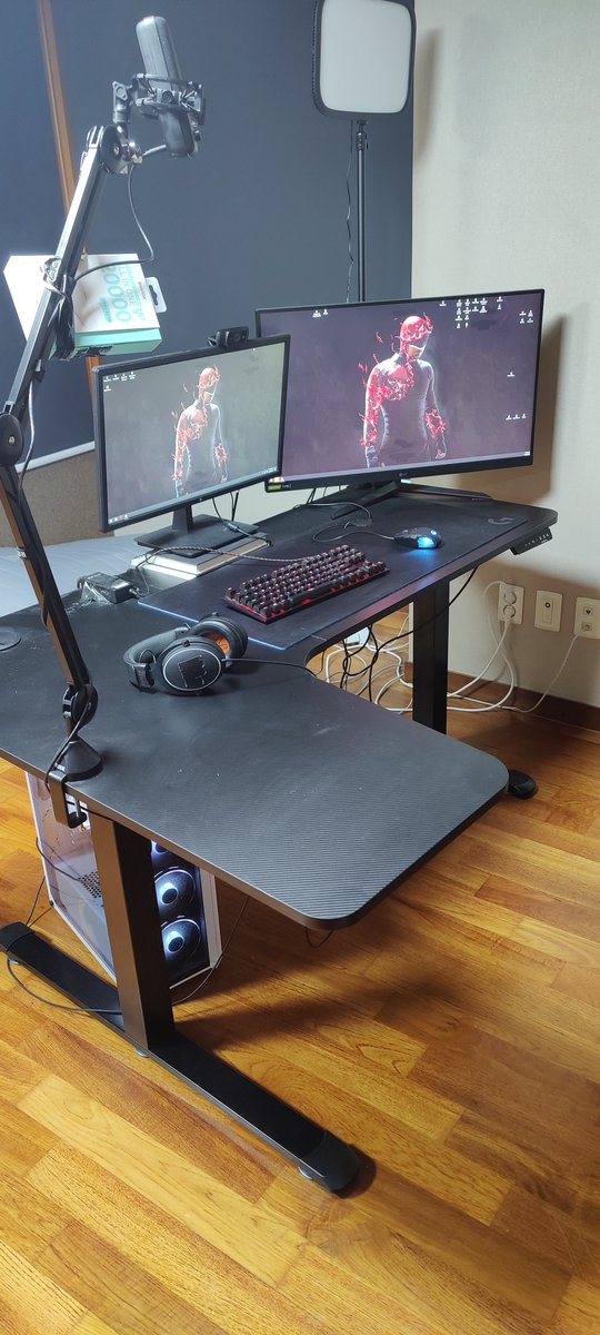 nemesis_lol's tweet photo. My desk of choice for those wondering. Best chance to do so on their black friday sale this month https://t.co/NjxtZw5FQ8 @eurekaergonomic IG: eurekaergonomic https://t.co/T4xVZk7yrW