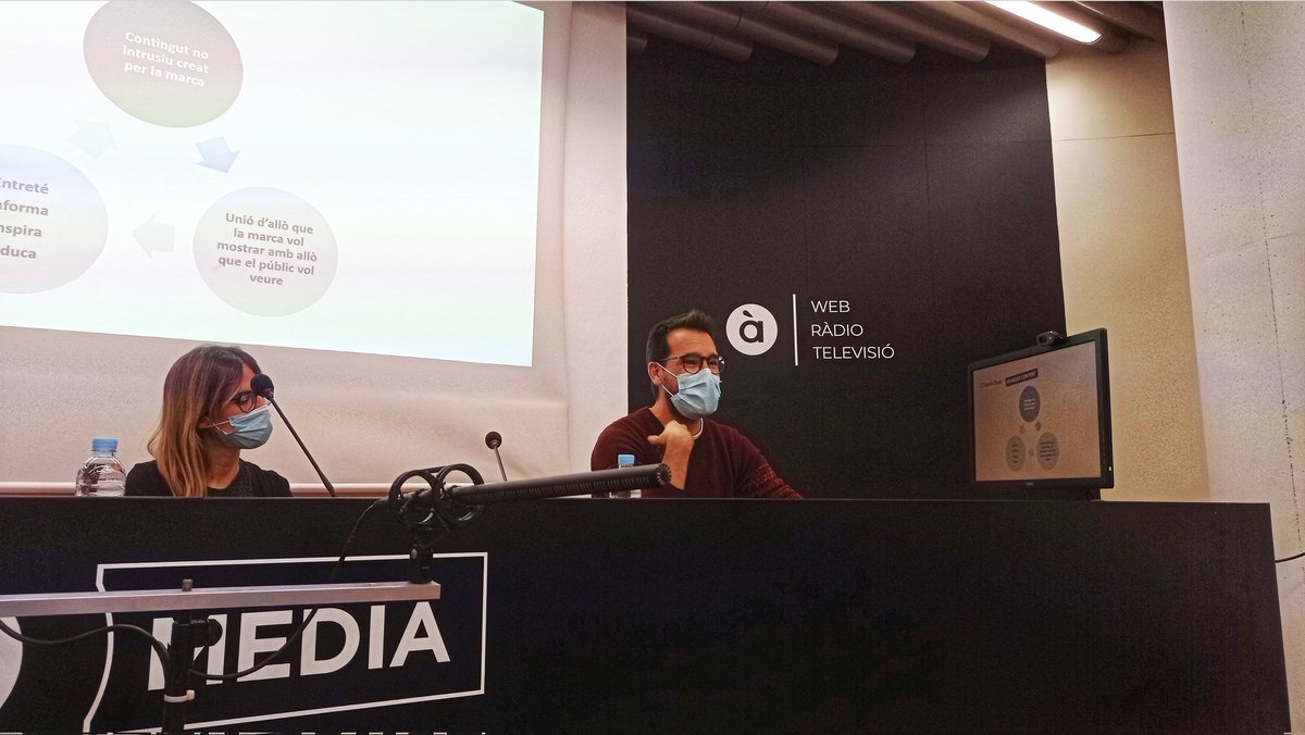 MAStransmedia's tweet photo. Hoy visitamos @apunt_media para conocer sus estrategias #transmedia y cómo consiguieron visibilizar su marca. @UPVCampusGandia https://t.co/uhh5eEJjiC