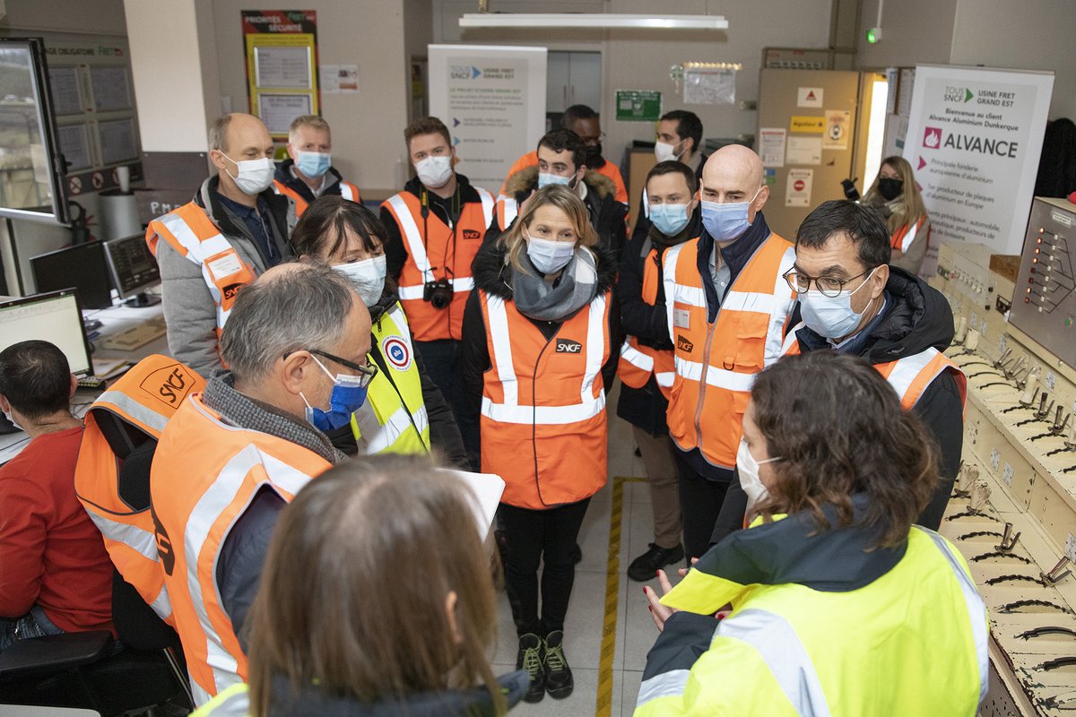 JPFarandou's tweet photo. Je veux saluer la mobilisation sans faille et quotidienne de nos agents. Je l'ai encore constatée hier en @regiongrandest pour la semaine #TousSNCF.

C'est grâce à eux que notre ambition de devenir un leader européen de la mobilité, d'ici 2030, pourra voir le jour. https://t.co/BgBWyy2Kjq