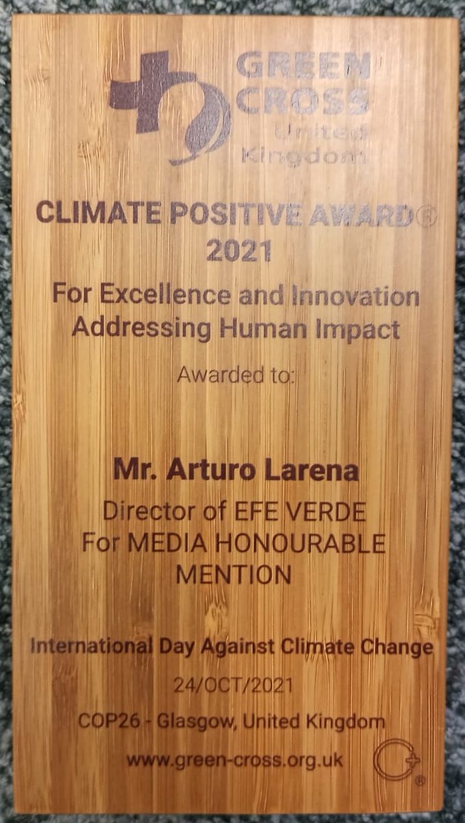 EFEverde's tweet photo. Esta mañana @arturolarena, director de @efeverde en #EFE360 de @EFEnoticias, ha recogido de manos de @ruycd, director ejecutivo de #GreenCrossUK @gcukngo, el "Climate Positive Award" concedido poco antes de la #COP26 https://t.co/mcfVTHHnYf #periodismoambiental https://t.co/298lNv3Oy7
