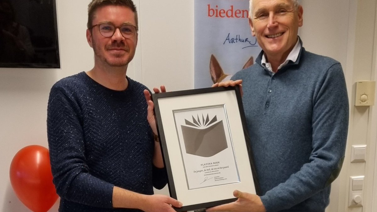 Op 25 november 2021 is 'De jongen, de mol, de vos en het paard' van Charlie Mackesy bekroond met een Platina Boek. Van het boek werden sinds het verschijnen in maart 2020 meer dan 350.000 exemplaren verkocht. Lees hier meer: vbku.nl/platina-boek-v….