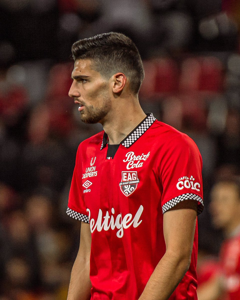 EAGuingamp's tweet photo. 22 ans aujourd’hui pour notre défenseur central 💪

Joyeux anniversaire, 𝗕𝗮𝗽𝘁𝗶𝘀𝘁𝗲 𝗥𝗼𝘂𝘅 🥳 https://t.co/QMzGErliHq