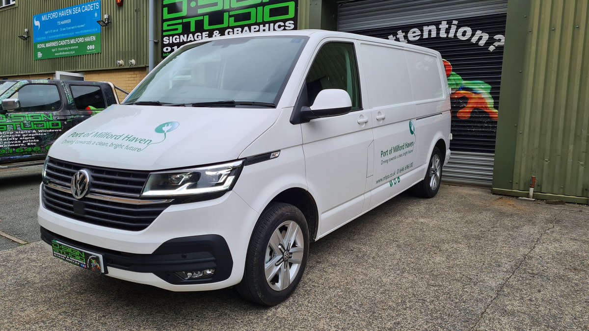 dsignstudio1992's tweet photo. #portofmilfordhaven going "green" with their new fleet of full electric #vwtransporter s.
6 of them done in a morning with another 2 to go in a couple of weeks when they take delivery.
Graphics done using @Metamarkuk MD5A and M7.
#dsignstudio #MilfordHaven #Pembrokeshire https://t.co/DKJ4CPpL8T