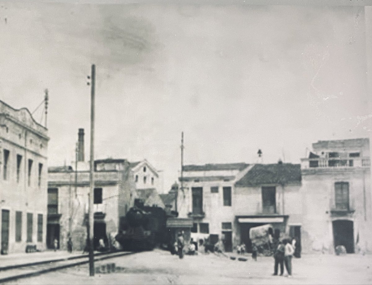 JGAgapito's tweet photo. El model americà del “tot-cotxe”ha portat a la civilització de la ‘urbanizacionitis’ en la dispersió. Els paràmetres actuals a la ‘rodialialitis’ ferroviària amb la concentració entorn a les estacions. Dos models contradictoris, amb interessos econòmics contraposats. https://t.co/h7bikaSM6l