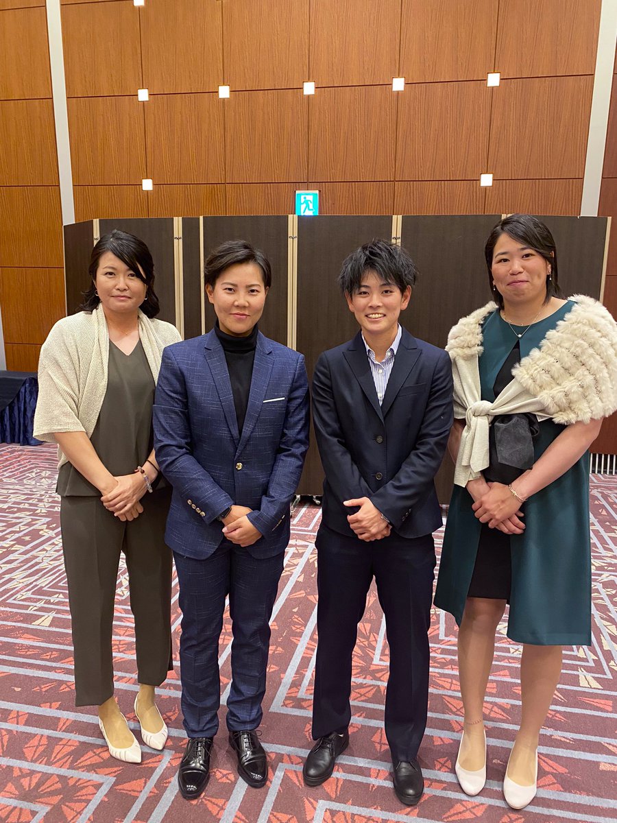 tvtokyo_sb's tweet photo. 【日本女子ソフトボールリーグ表彰式】
リーグ三連覇の #ビックカメラ高崎 からは3名が表彰に😊
岩渕監督＆選手3人で📸‼️

(写真右から)
最優秀防御率賞 #濱村ゆかり 選手
打点王 #市口侑果 選手
ベストナイン(一塁手) #内藤実穂 選手
岩渕有美監督
@bic_beequeen 

#テレビ東京 #ソフトボール #JSL https://t.co/y99nZlMmkf