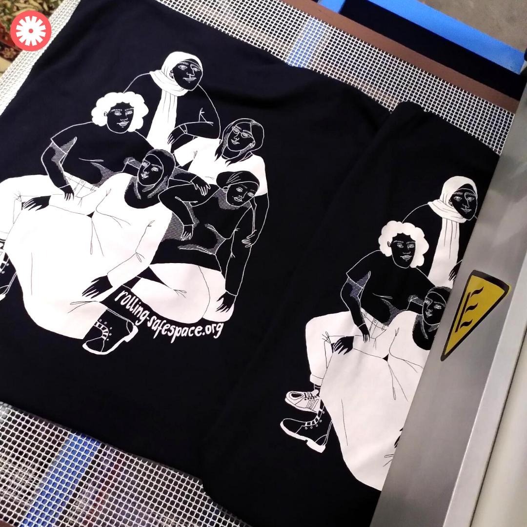 ROSA_e_V's tweet photo. bio-fairtraide #Pullies, #Shirts &amp; #Beutel frisch gedruckt und in Kürze bei @BlackMosqCrew erhältlich!❤️🖤

Wenn ihr schöne #Soli-#Geschenke 🎁 sucht oder eure Kleidungsauswahl 👕 nen Update braucht, könnt ihr ROSA und die kommende #Pilot #Mission 🚚💨 damit #supporten! 💰💰💰 https://t.co/rmAvlfx9Qj