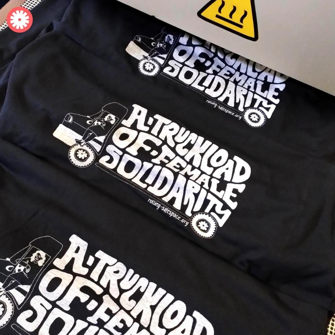 ROSA_e_V's tweet photo. bio-fairtraide #Pullies, #Shirts &amp; #Beutel frisch gedruckt und in Kürze bei @BlackMosqCrew erhältlich!❤️🖤

Wenn ihr schöne #Soli-#Geschenke 🎁 sucht oder eure Kleidungsauswahl 👕 nen Update braucht, könnt ihr ROSA und die kommende #Pilot #Mission 🚚💨 damit #supporten! 💰💰💰 https://t.co/rmAvlfx9Qj