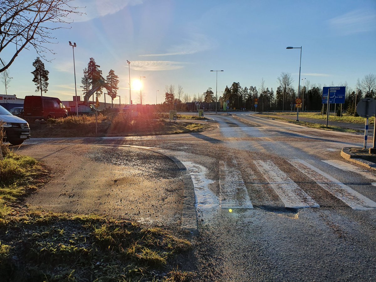 Poliisi_IU's tweet photo. Lämpötila -2, tien pinta jäässä #Järvenpää'ssä. Tarkastettu 40 autoa vain yhdessä kesärenkaat. Ikkunat putsattu kaikissa. Olipa hienoa ettei paperia kulunut tänä aamuna, iso kiitos autoilijat! #iupol #liikenne #poliisi #vht https://t.co/Fls7dNAG1j