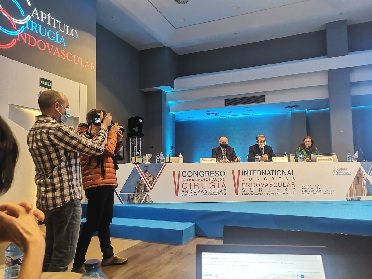 CirEndovascular's tweet photo. El Consejero @SanidadCLM clausura nuestro Congreso y @Guerravascular pide apoyo de la Admon para que podamos seguir avanzando 'Solo el 30% de los servicios de CCEV tiene quirofano híbrido, pero eso no ha impedido que el nivel de la CEEV sea excelente', ha dicho. #vstrainingvs https://t.co/ILbje3UqgN