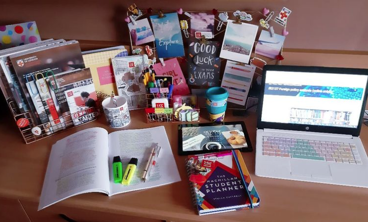 LondonU's tweet photo. We love this #UoLStudySpace from a Politics and International Relations student! Motivational pictures and colourful stationary help to keep her desk an inspiring space to study in. Share your set up by posting a picture with the hashtag and you may see it on our feed! https://t.co/TAijY2MwmZ
