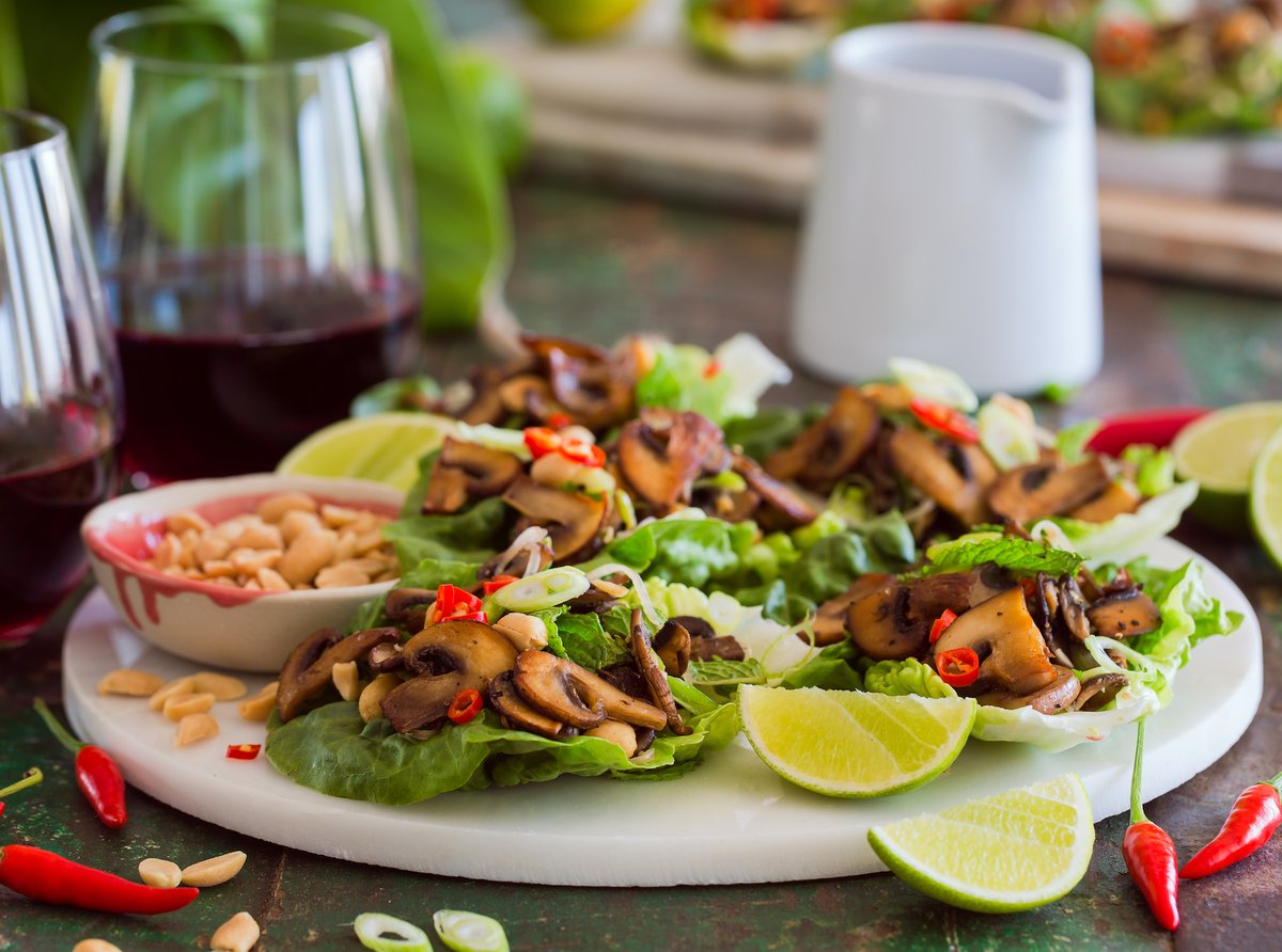 FreshMushrooms's tweet image. Spicy Mushroom Larb bit.ly/3xQqut3 lettuce cups and a drink with friends. Hello Friday!

#gourmet #sharingfood #lettucecups #salad #friedmushrooms #Friday #larb