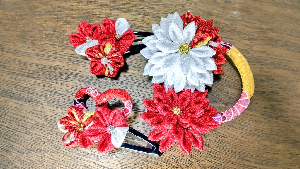 いよいよ明日七五三。
本日ようやく形になりました😆
あちこち不格好ではありますが…
まぁ良しとしましょうww
来週からレジンの制作に戻れるかな…？😊

#ハンドメイド好きさんと繋がりたい #ハンドメイドアクセサリー