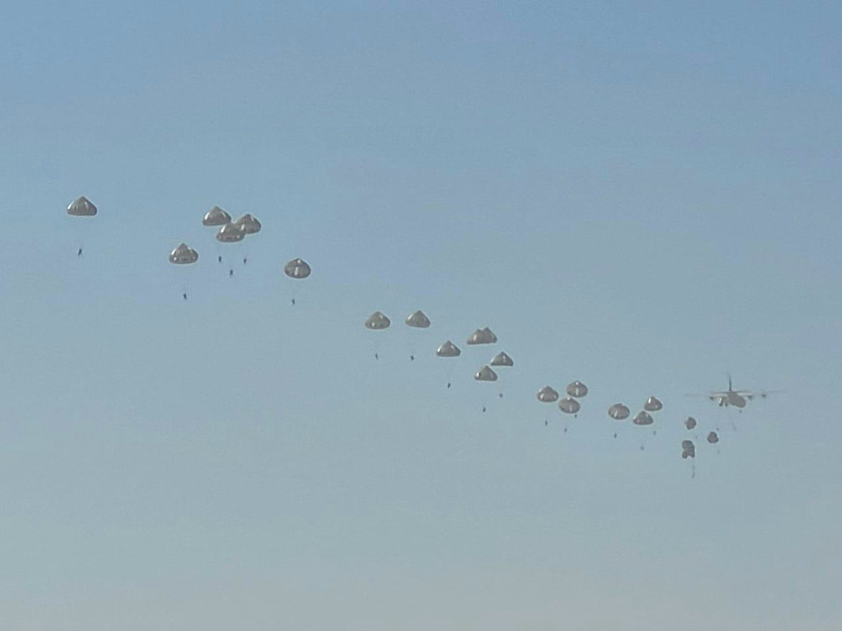 adgpi's tweet photo. General MM Naravane #COAS witnessed the Airborne Exercise conducted as part of Multi Domain Operations #MDO during #ExDakshinShakti. #COAS interacted with troops at the drop zone &amp; complimented them for astute professionalism &amp; battle readiness.

#IndianArmy
#StrongAndCapable https://t.co/aqBgkm2W1V