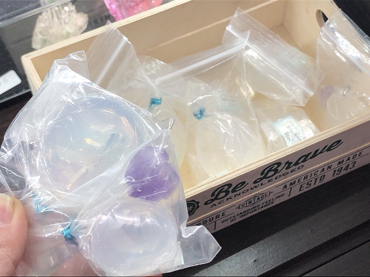 CA_TOKYO's tweet photo. 【作家様の作品在庫状況】

✨kanoline様
ワイヤー製の繊細でリアルなお花のアクセサリーです！
冬のお花・冬墨桜や冬桜などのアイテムをつけてお出かけするといいかも💕

✨Caine様
様々な形の鉱石モールドがたくさん！
好きな色のラメやパウダーなどを使ってオリジナルの鉱石を作ってみては？😊 https://t.co/9fxBSTDriV