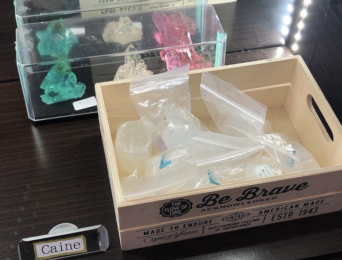 CA_TOKYO's tweet photo. 【作家様の作品在庫状況】

✨kanoline様
ワイヤー製の繊細でリアルなお花のアクセサリーです！
冬のお花・冬墨桜や冬桜などのアイテムをつけてお出かけするといいかも💕

✨Caine様
様々な形の鉱石モールドがたくさん！
好きな色のラメやパウダーなどを使ってオリジナルの鉱石を作ってみては？😊 https://t.co/9fxBSTDriV