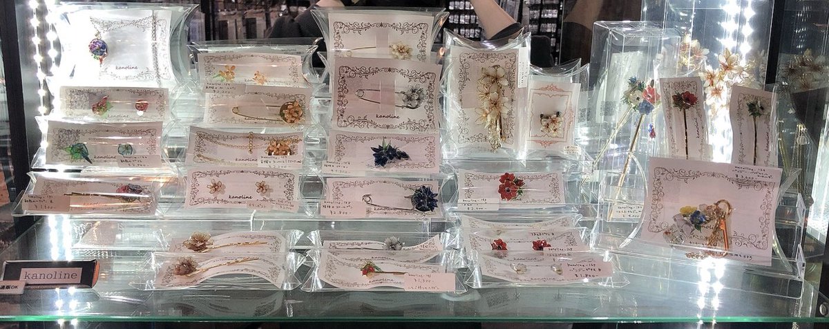 CA_TOKYO's tweet photo. 【作家様の作品在庫状況】

✨kanoline様
ワイヤー製の繊細でリアルなお花のアクセサリーです！
冬のお花・冬墨桜や冬桜などのアイテムをつけてお出かけするといいかも💕

✨Caine様
様々な形の鉱石モールドがたくさん！
好きな色のラメやパウダーなどを使ってオリジナルの鉱石を作ってみては？😊 https://t.co/9fxBSTDriV