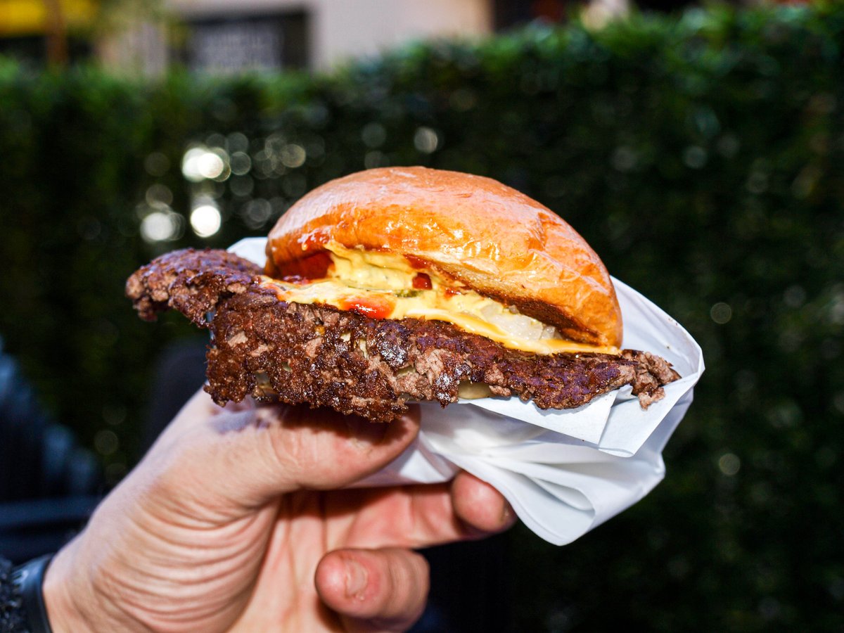 hamburperfecta's tweet photo. Estamos de oferta, como si de un #BlackFriday se tratase y nos marcamos una rutita hamburguesera, de la mano de @Ratedburger, para destacar las maravillas de La Prensa y Jazz Burger  🍔🍔🍔 https://t.co/lUmTfwjIR3 https://t.co/86pjKzsShL