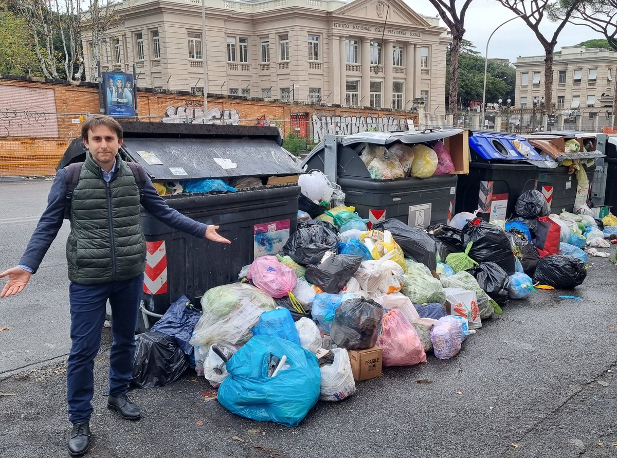 Roma sotto Gualtieri ormai è un tripudio di monnezza: guardate che bei montarozzi di puzza e rifiuti che spuntano per strada proprio sotto la sede dell'ospedale Forlanini, ma che vergogna assurda ragazzi!
Non una risata vi seppellirà, bensì una puzza. #GualtieriSveglia