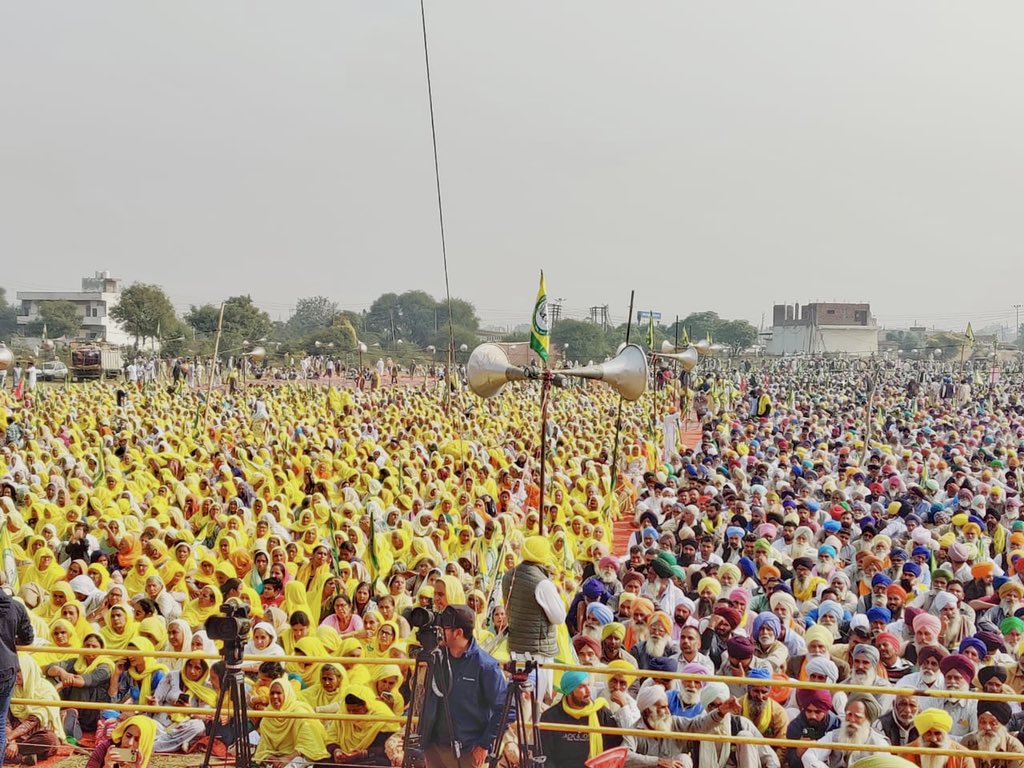 karwanemohabbat's tweet photo. It’s a sea of #farmers at Tikri border today. 
In solidarity ✊🏼

#oneyearoffarmersprotest 
#FarmersProtest https://t.co/7TH6E7b4jA