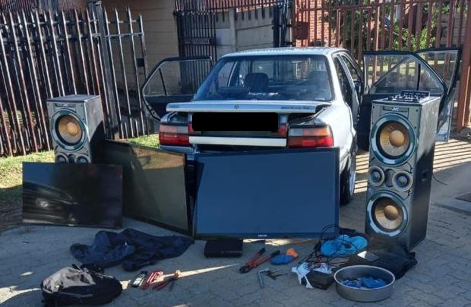 _ArriveAlive's tweet image. Three suspects nabbed with stolen items shortly after a burglary was perpetrated in Welkom  ow.ly/GPTN30s1Ygf 

#ArriveAlive #StolenItems #Burglary @SAPoliceService