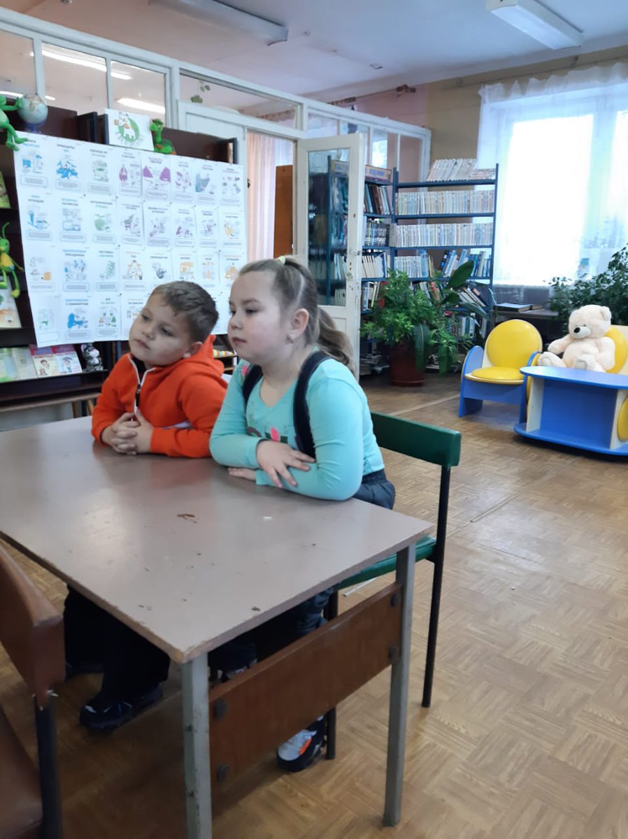 Воспитанники подготовительной группы "Звездочки" впервые побывали в Центральной районной библиотеке. В ходе экскурсии дети познакомились с книжными выставками, узнали любимых сказочных героев, правила пользования книгой.