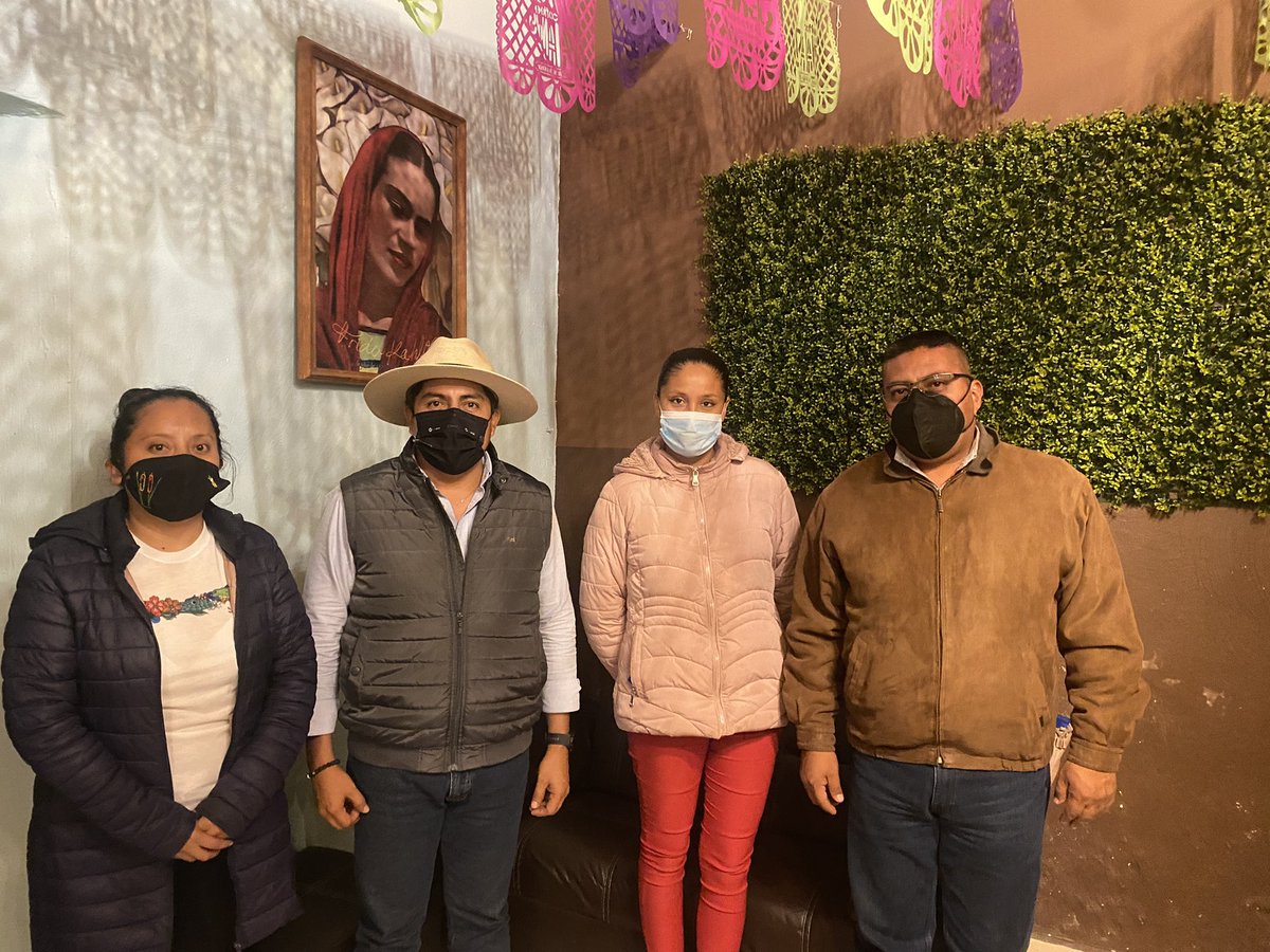 afodepoac's tweet photo. Fue un gusto reunirme con Azucena López López y María Guadalupe Amador Meraz, representantes de #AFODEPO en Villa Tamazulapam del Progreso, a quienes ayudaremos a difundir la cultura y artesanía, a través del Libro del artesano “El Jacal de TA'NU Y NA'NU.ñ”. @AFODEPONochix https://t.co/HxSnTy3GJq