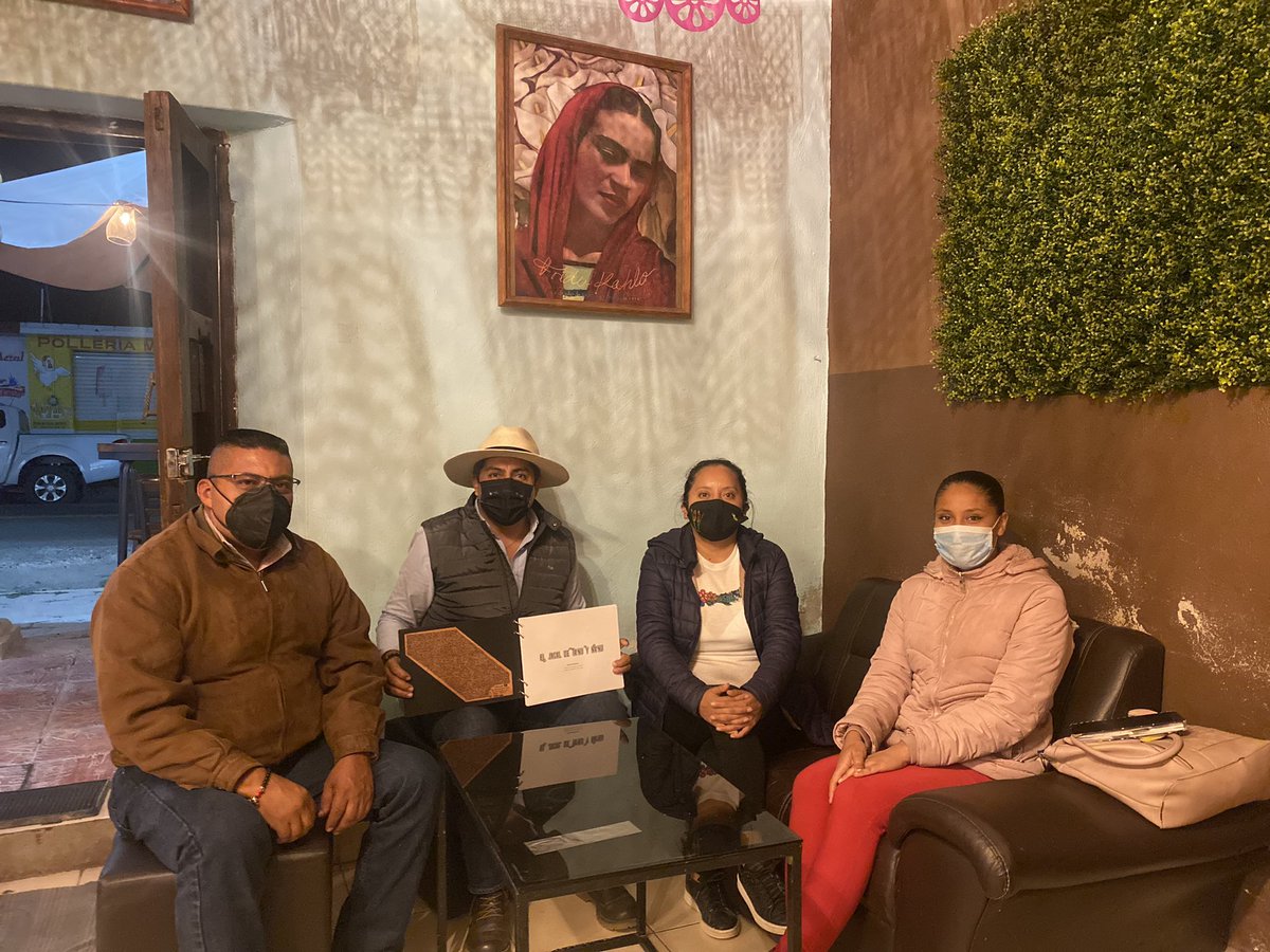 afodepoac's tweet photo. Fue un gusto reunirme con Azucena López López y María Guadalupe Amador Meraz, representantes de #AFODEPO en Villa Tamazulapam del Progreso, a quienes ayudaremos a difundir la cultura y artesanía, a través del Libro del artesano “El Jacal de TA'NU Y NA'NU.ñ”. @AFODEPONochix https://t.co/HxSnTy3GJq
