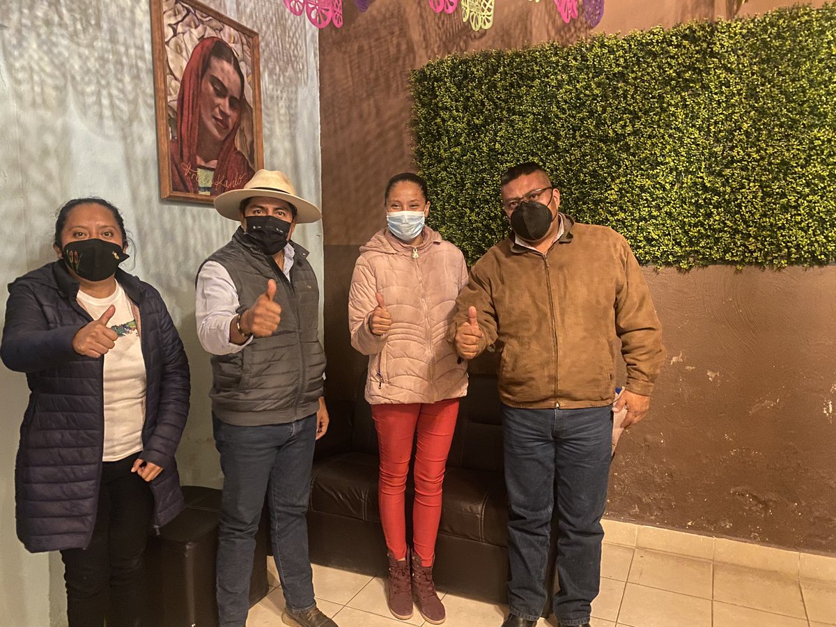 afodepoac's tweet photo. Fue un gusto reunirme con Azucena López López y María Guadalupe Amador Meraz, representantes de #AFODEPO en Villa Tamazulapam del Progreso, a quienes ayudaremos a difundir la cultura y artesanía, a través del Libro del artesano “El Jacal de TA'NU Y NA'NU.ñ”. @AFODEPONochix https://t.co/HxSnTy3GJq
