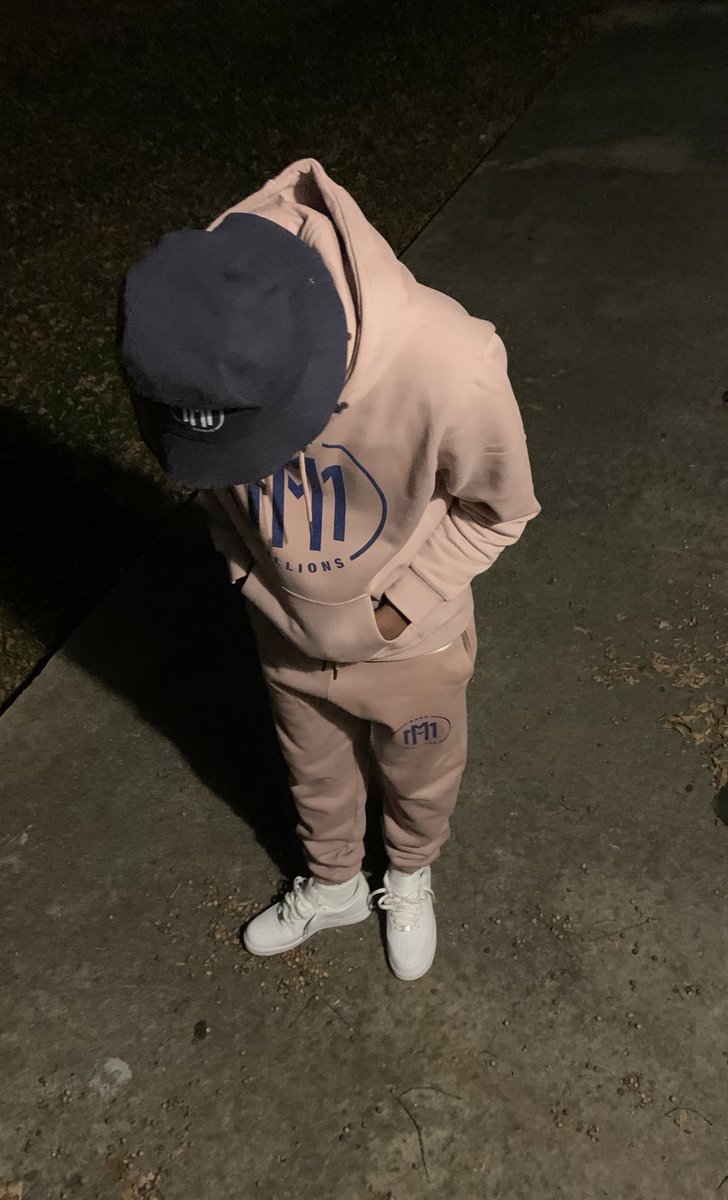 VanteRashad's tweet photo. New โLavenderโ Sweatsuits from @6ixosclothing via Instagram
All sizes available ๐๐งต
$115
Shipping worldwide ๐ฆ๐
#MakeMillions
#yeahTHATgreenville https://t.co/2UZ9v4bfni
