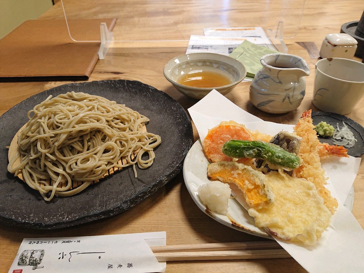 40ro_omba's tweet photo. 天ぷら蕎麦(1700円)。プツプツと歯応えの良い蕎麦、薄い衣ながらもしっかりと食感にアクセントを与えてくれる天ぷら最高でした。今年の外食新規訪問の中で暫定1位。 (@ じん六) https://t.co/LNXknTjX43 https://t.co/mO3uanAufy